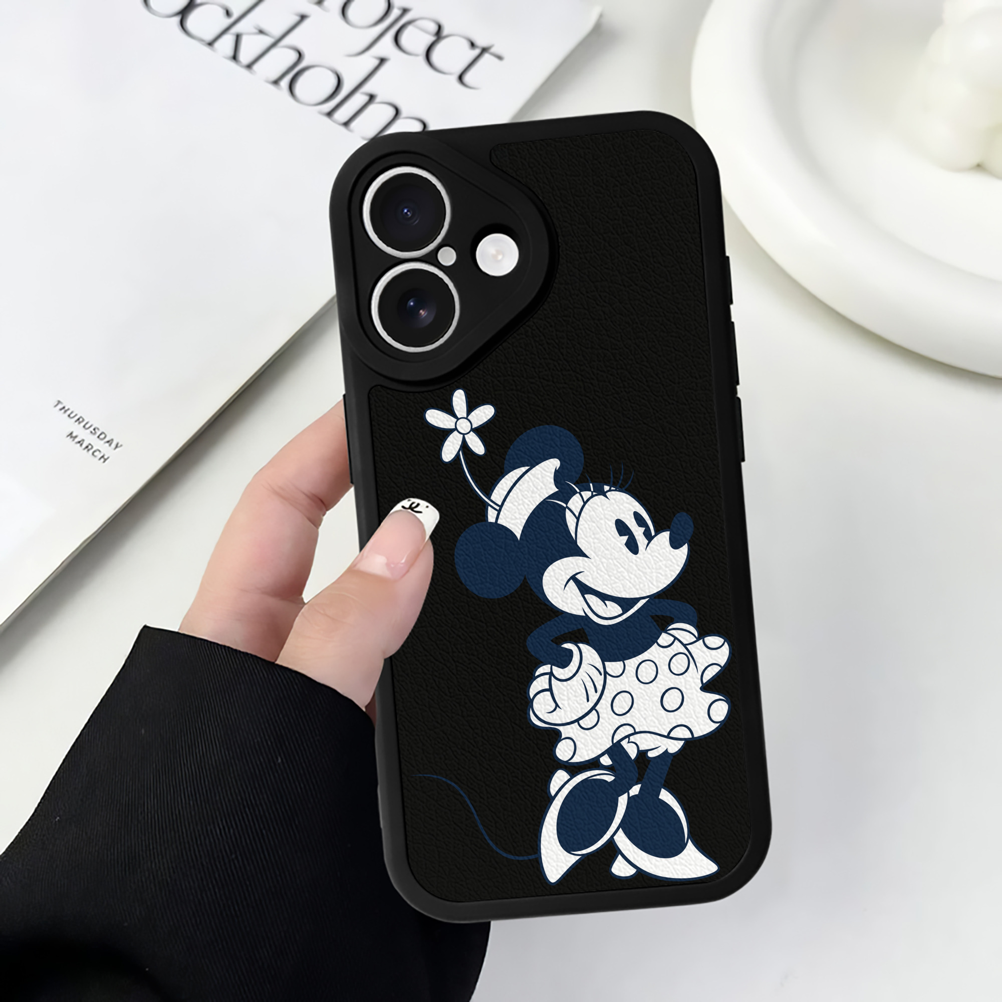 （画像用） ミッキーマウス Mickey Mouse 【iPhone 16シリーズ対応】シリコンスマホケース（レザー調） 材質：シリコン